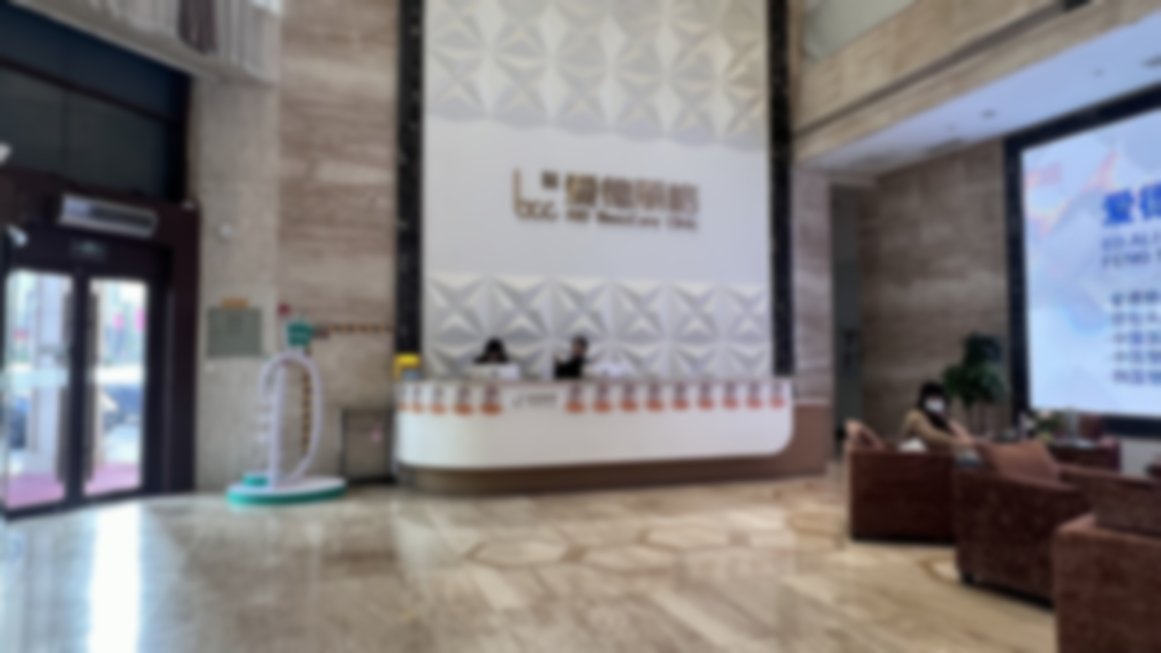 大连爱德丽格何明达与冯勇开展的20000元除皱手术，效果显著重塑年轻肌肤