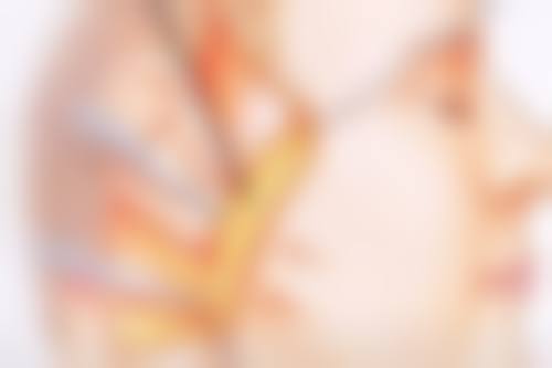 二、眼部结构差异导致一个双眼皮一个三眼皮